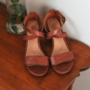 FIONI SHORT STRAPPY SANDAL WEDGES SIZE 9